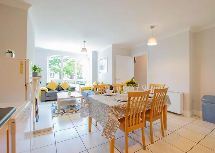 Superb 4 Bedroom In Apartment